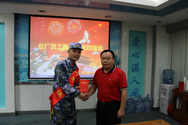 情系国防爱国拥军— K8凯发慰问服兵役员工吴卫东