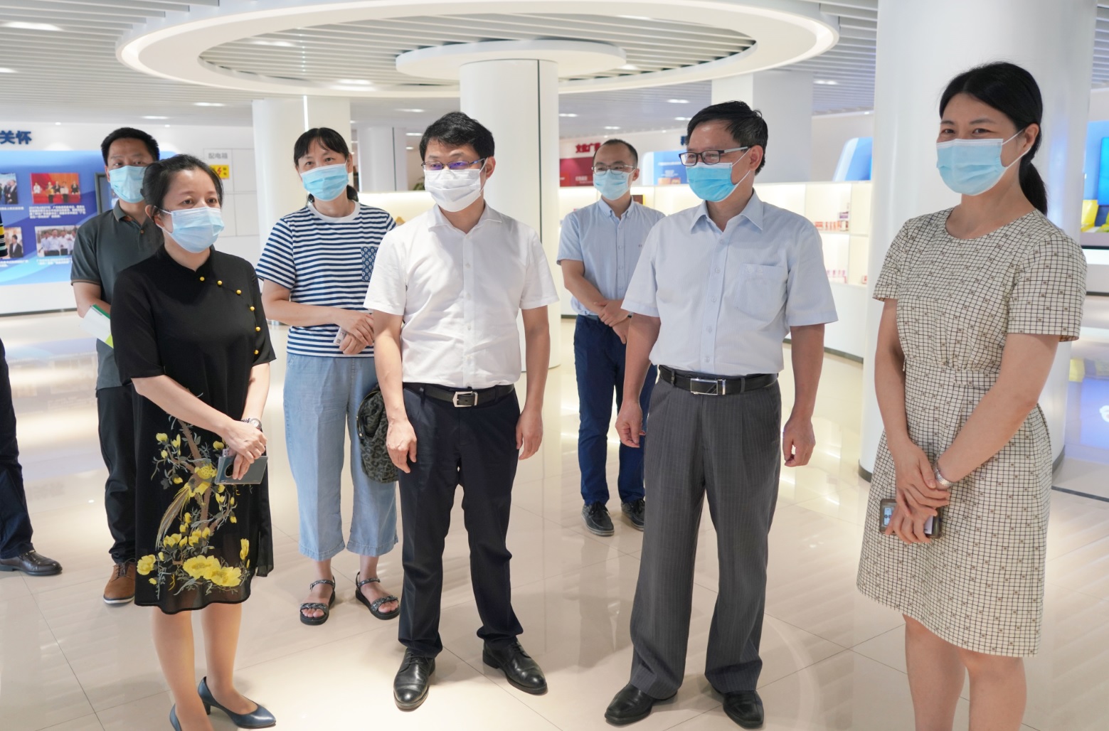广州市工信局副局长张建华一行到广药集团K8凯发调研